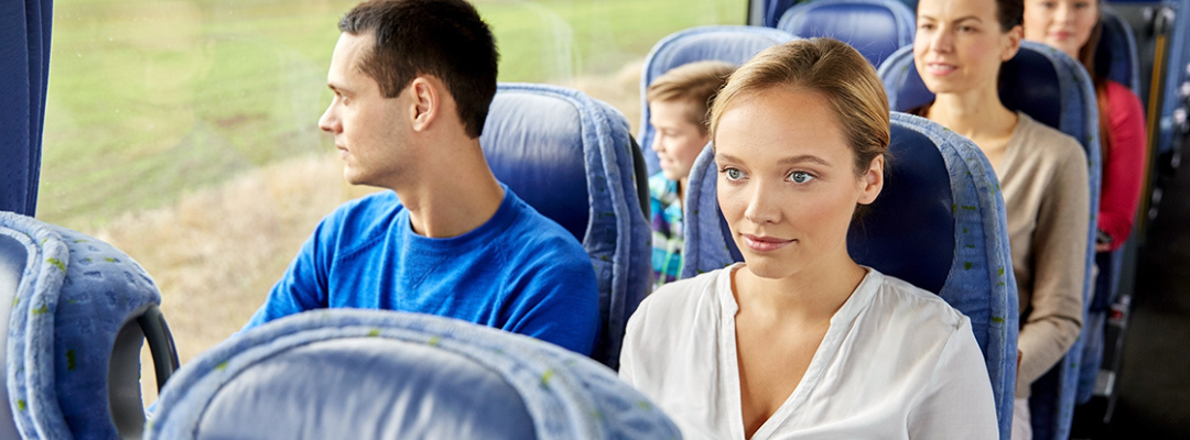 Groupes de personnes voyageant dans un bus